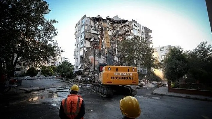 İzmir'deki depremde hayatını kaybedenlerin sayısı 85'e yükseldi