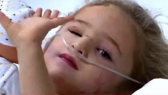 İzmir depreminin simgesi olan Elif bebek, tedavi gördüğü hastaneden tüm Türkiye'ye el salladı