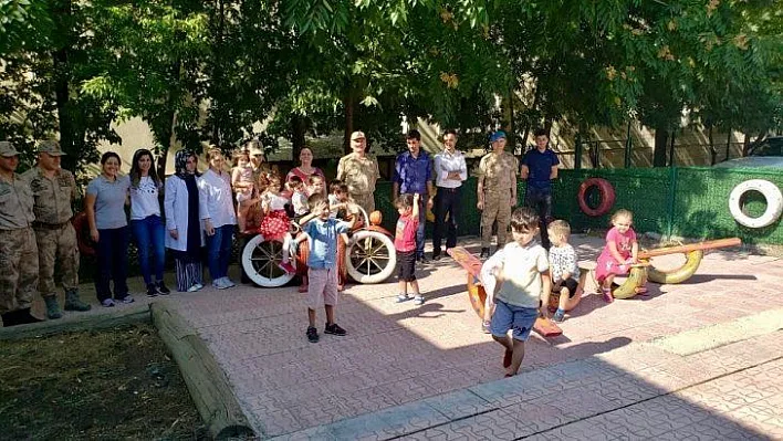 Jandarma, öğrencilerin yüzünü güldürdü