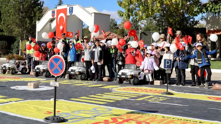 Jandarma, öğrencilere eğlenceli ve eğitici anlar yaşattı