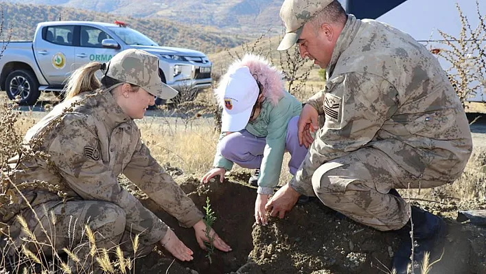 Jandarma öğrencilerle fidan dikti