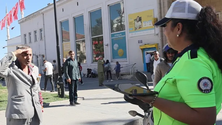 Kadın polis ve vatandaş arasında gülümseten tekmil anı