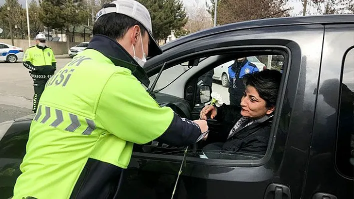 Kadın sürücülere sürpriz trafik uygulaması