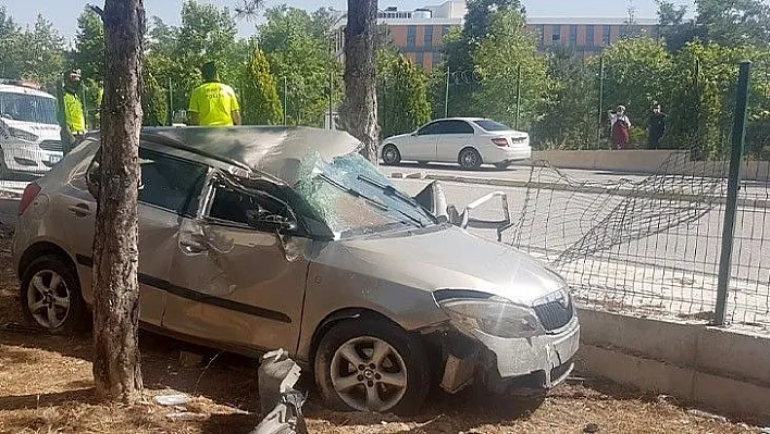 Kaldırıma çarpan otomobil takla attı