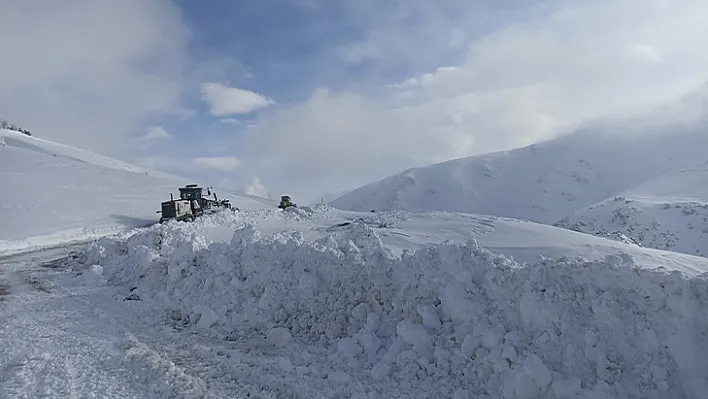 Kar köy yollarını ulaşıma kapattı