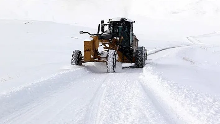 Kar yağışı Elazığ'da bazı köy yollarını kapattı