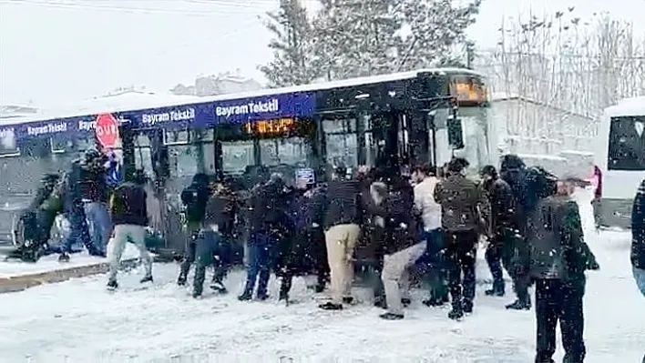 Kar yağışı sürücülere zor anlar yaşattı