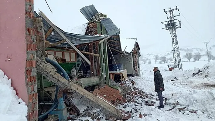 Kar yağışına dayanamayan un değirmeni çöktü