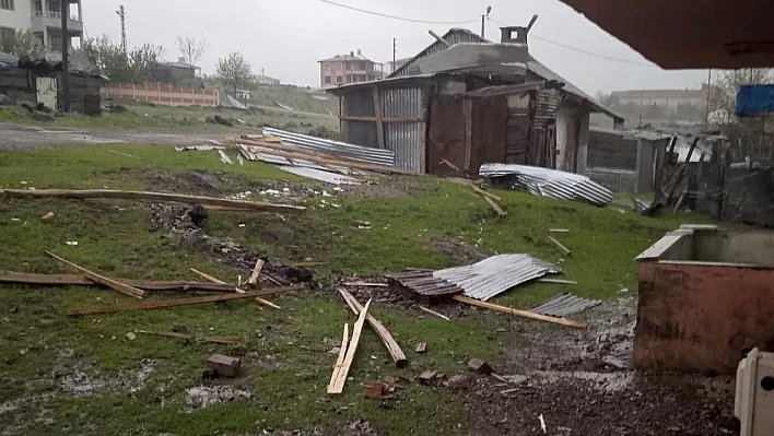 Karakoçan'da fırtına çatı uçurdu