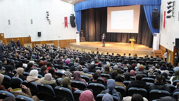 Kariyer Fuarı kapsamında konferans düzenlendi