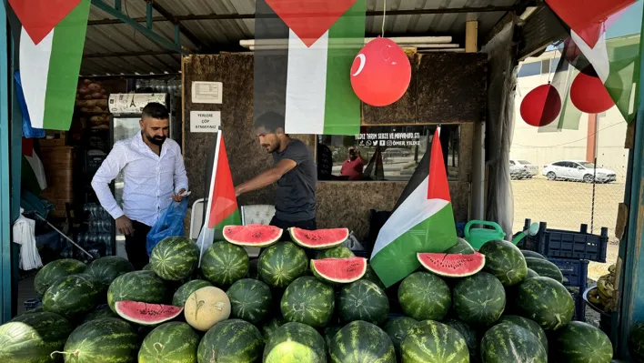 Karpuz sattığı tezgahı Filistin bayraklarıyla donattı