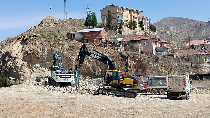 Keban'da molozlar ilçe dışına taşınıyor