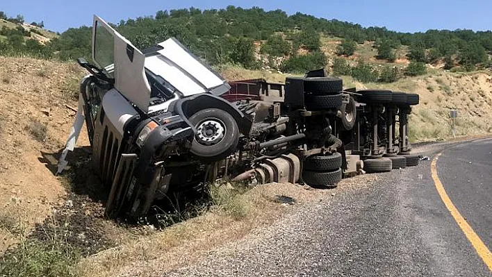 Kömür yüklü kamyon devrildi