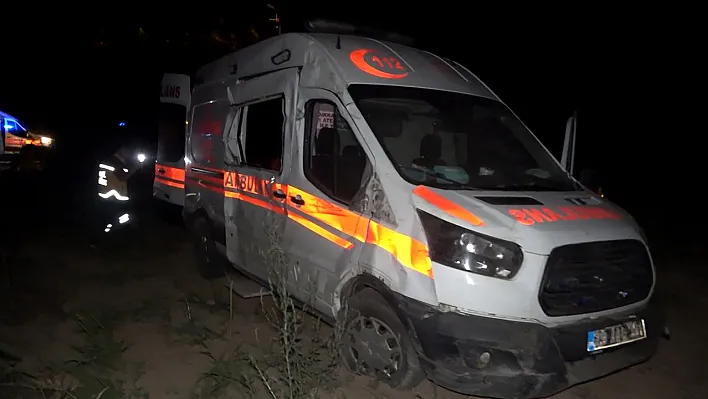 Kontrolden çıkan ambulans kaza yaptı