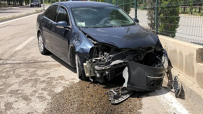 Kontrolden çıkan araç duvara çarptı