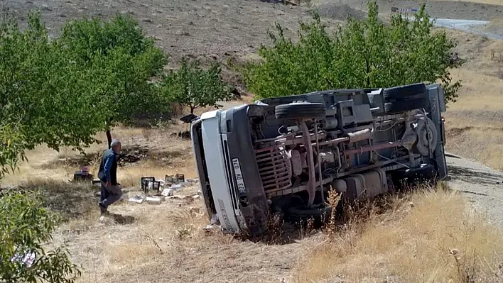 Kontrolden çıkan kamyonet devrildi