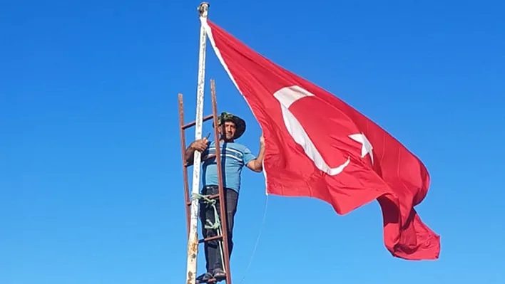 Köyün tepesine şanlı bayrak