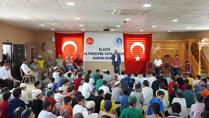 Kur'an kursunda karne ve ödül sevinci