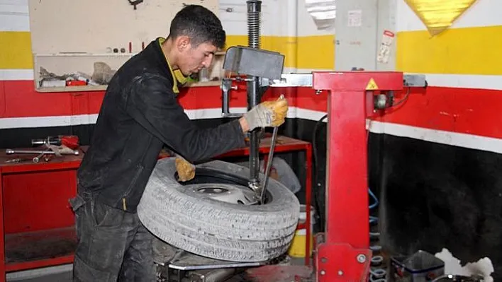 Lastikçilerde kış lastiği yoğunluğu