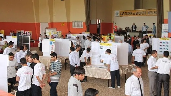 Liselilerin projeleri bilim fuarında sergilendi