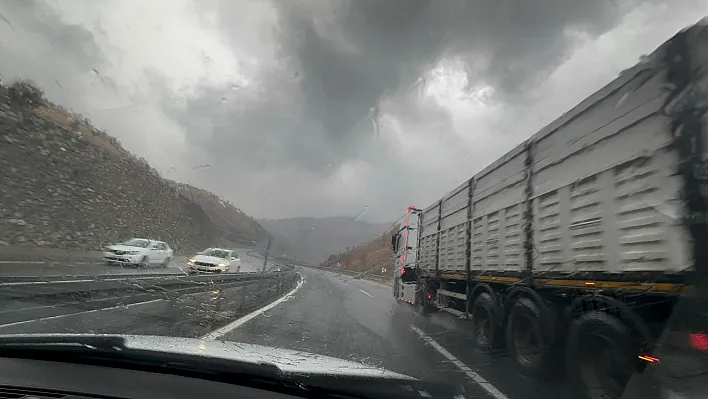 Maden'de sağanak etkili oldu