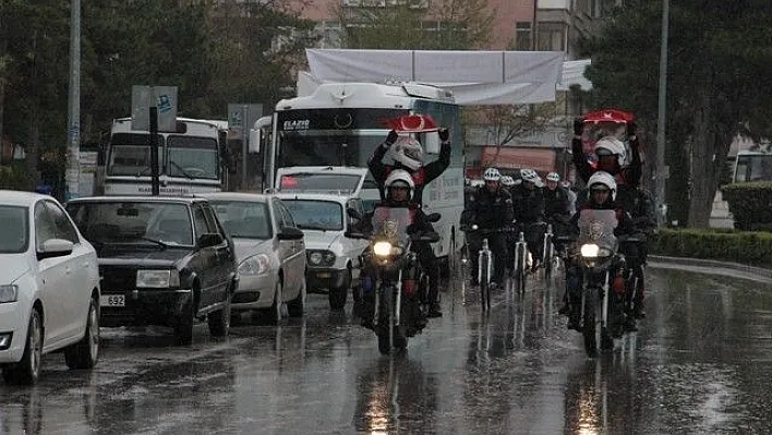 Martı ve Yunuslardan kortej geçişi