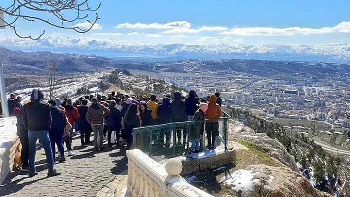 Masa tenisi sporcuları Elazığ'ı gezdi