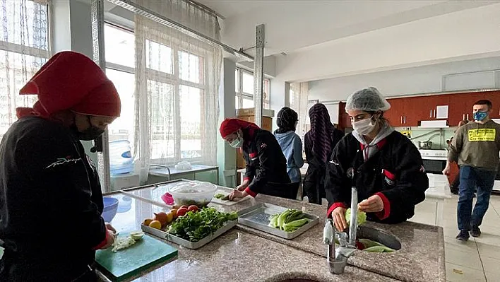 Meslek lisesi öğrencilerinden büyüklerine vefa