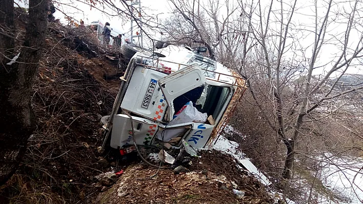 Minibüs ile otomobil çarpıştı çok sayıda yaralı var