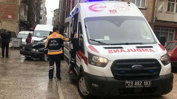Minibüs ile otomobil çarpıştı!