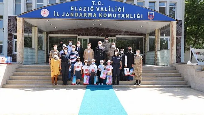 Minik öğrencilerden jandarmaya ziyaret