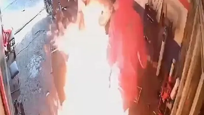 Elazığ'da iki kişi bir anda alevlerin arasında kaldı