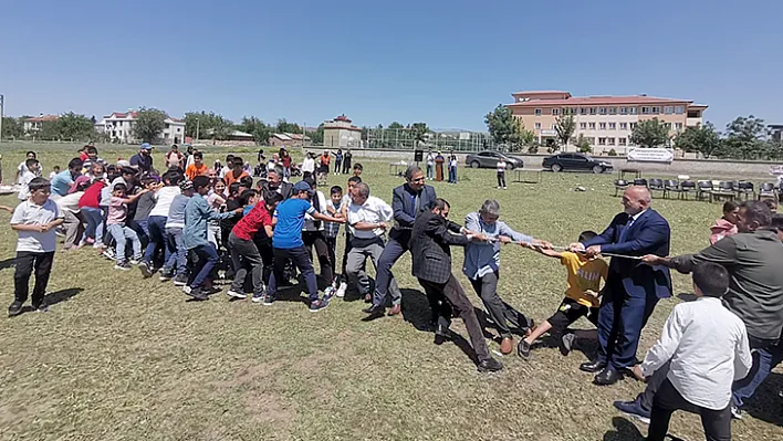 Müftü ve belediye başkanı öğrencilerle halat çekti