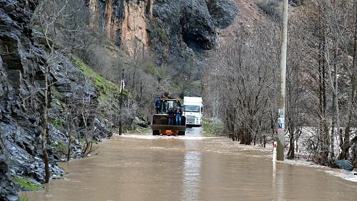 Munzur Çayı taştı kara yolunda ulaşım aksadı