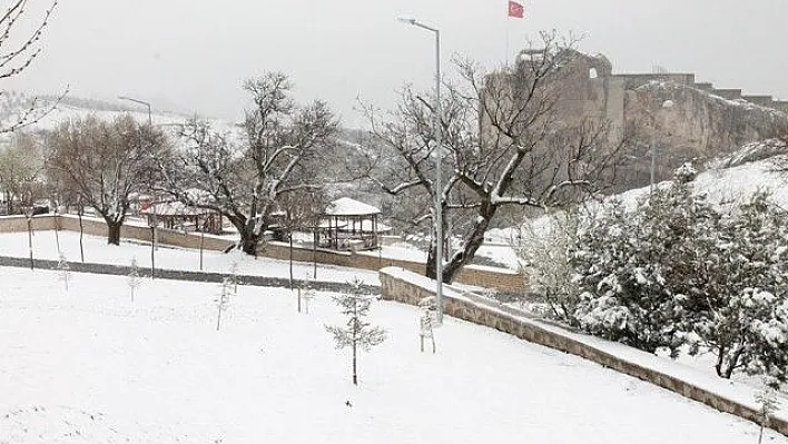 Nisan karı Harput'u beyaza bürüdü