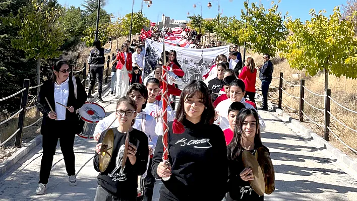 Öğrenciler, Cumhuriyeti coşku ile kutladı