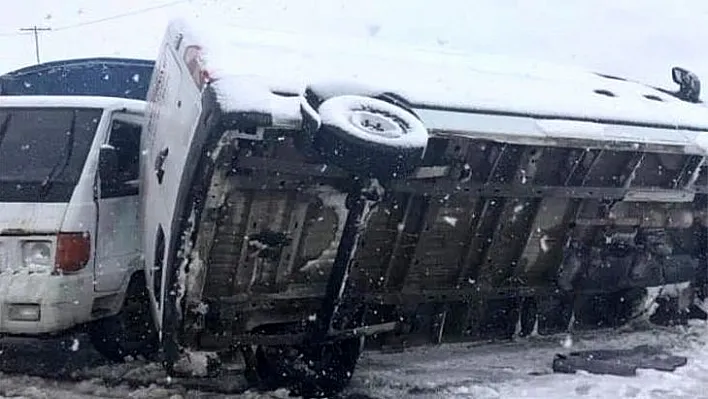 Önce pikapla çarpıştı, sonra yan yattı