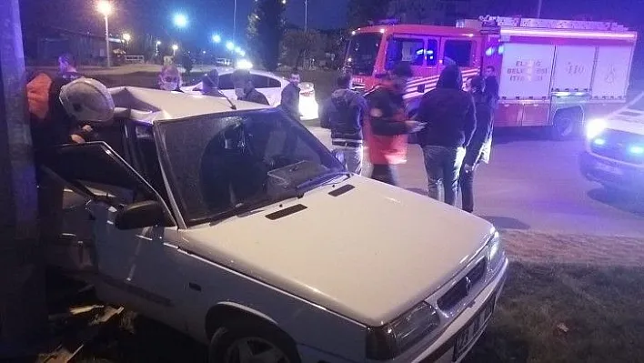Otomobil aydınlatma direğine çarptı