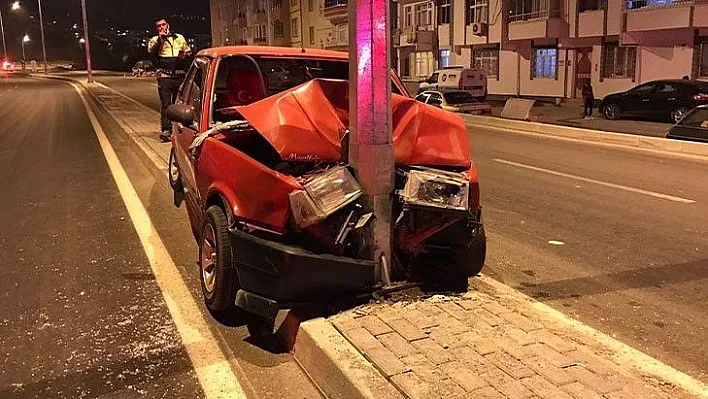 Otomobil direğe çarptı