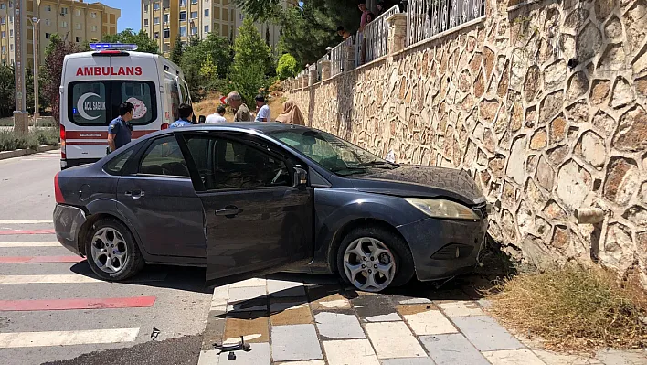Otomobil duvara çarptı