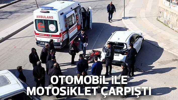 Otomobil ile motosiklet çarpıştı