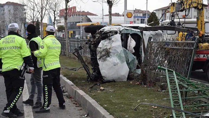 Otomobil kontrolden çıktı, demir korkulukları söktü