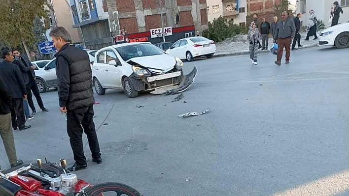 Otomobil ve motosiklet çarpıştı