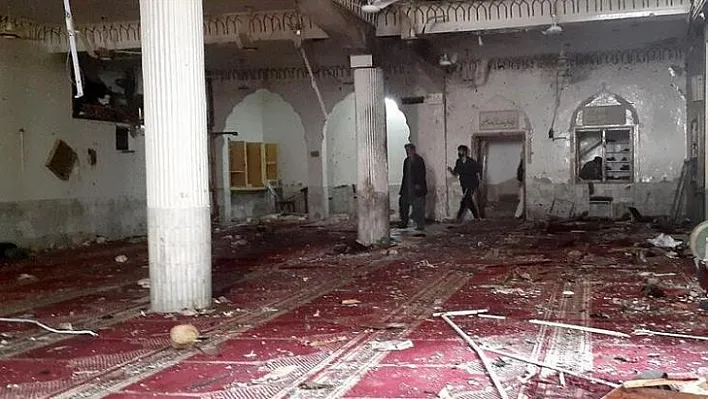 Pakistan'da camiye bombalı saldırı! Çok sayıda ölü ve yaralılar var