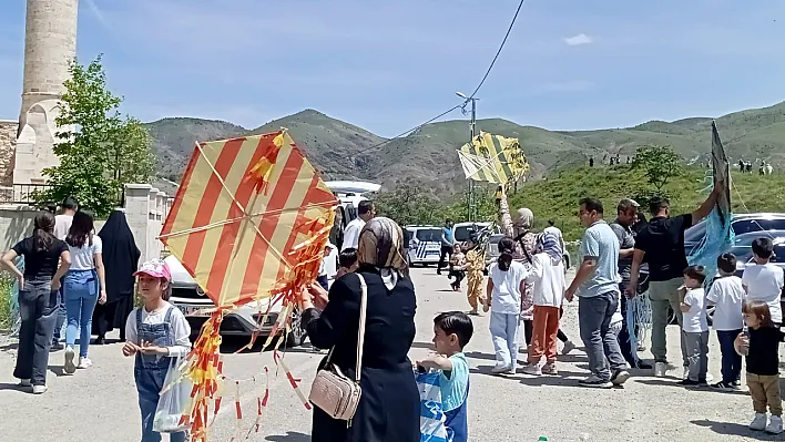 Palu'da duygulandıran uçurtma şenliği