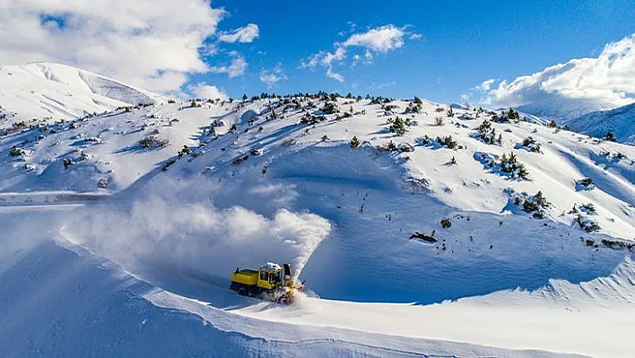 Palu'da kar kalınlığı 2 metreye ulaştı