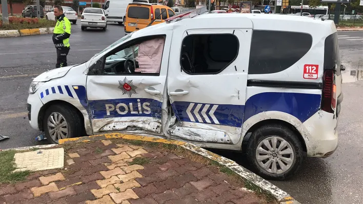 Polis aracı ile otomobil çarpıştı