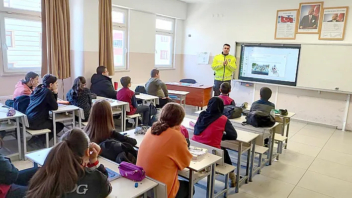 Polisten öğrencilere trafik eğitimi