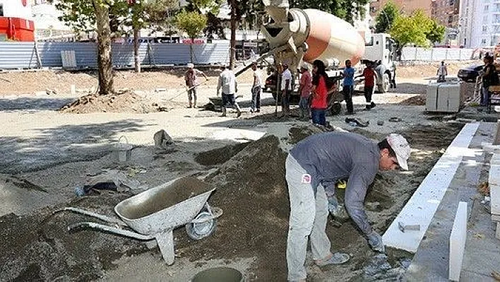 Ptt Meydanı'nda Çalışmalar Sürüyor
