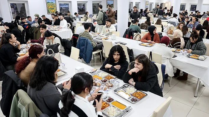 Rektör Göktaş öğrencilerle iftar açtı